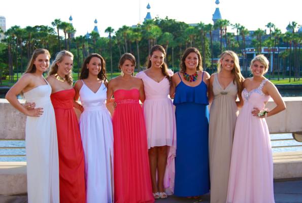 Juniors pose for a picture before prom