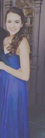  Chaveli hade den perfekta sminktiden för sin blå klänning.