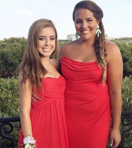 カティアナとギャビーは、彼らの赤いドレスで輪郭と光の自然なメイクを使用しました。