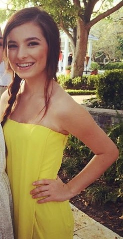 Kayla ' s make-up zag er super schattig uit samen met haar mooie gele jurk.