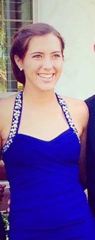 Taylor havde ikke brug for meget makeup for at se fantastisk ud i denne mørkeblå kjole. 