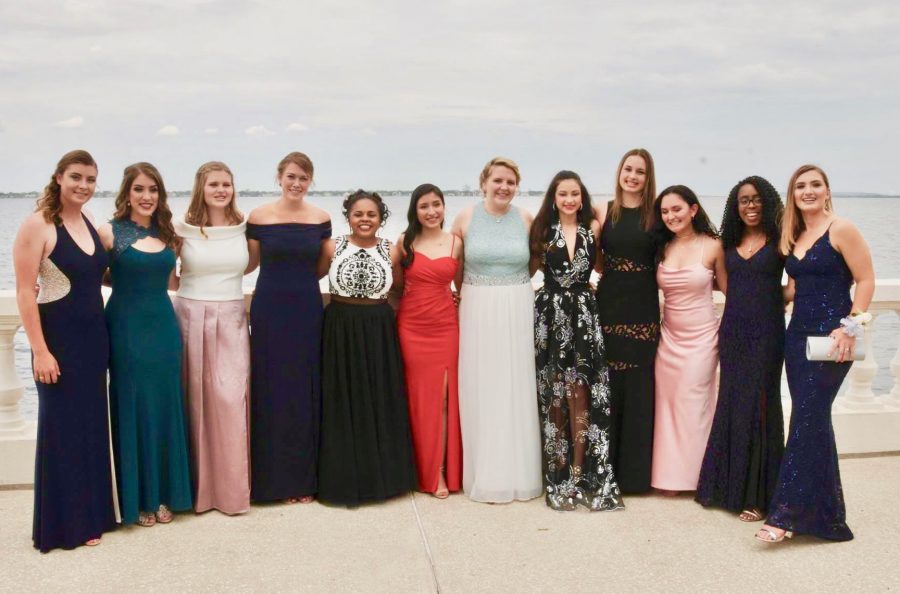 As tradition, the Senior class took their prom pictures on bayshore and in front of the Academy building. 