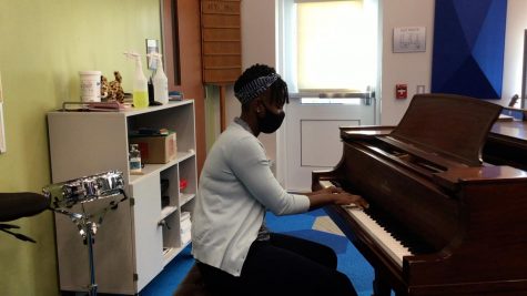 Mizzell demonstrates her piano skills by riffing during her interview. 