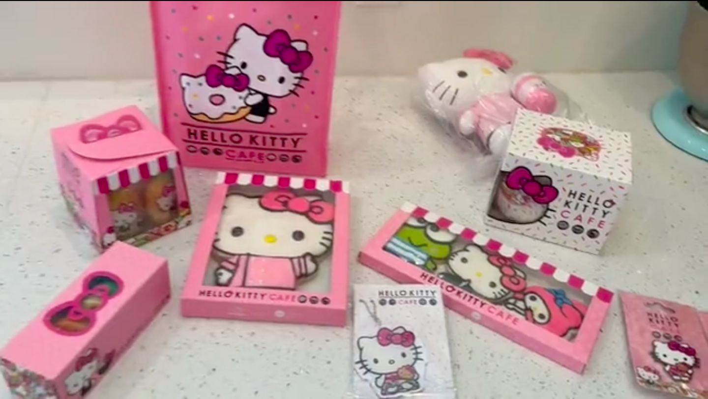 Achona  Hello Kitty Cafe Truck Review (VIDEO)