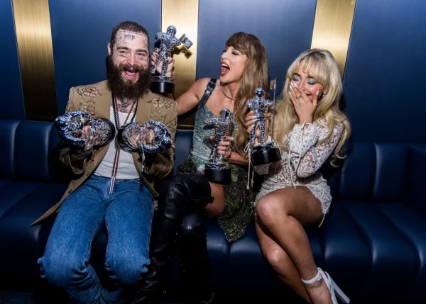 Post Malone, Taylor Swift, and Sabrina Carpenter hung out together backstage at the VMA's. 