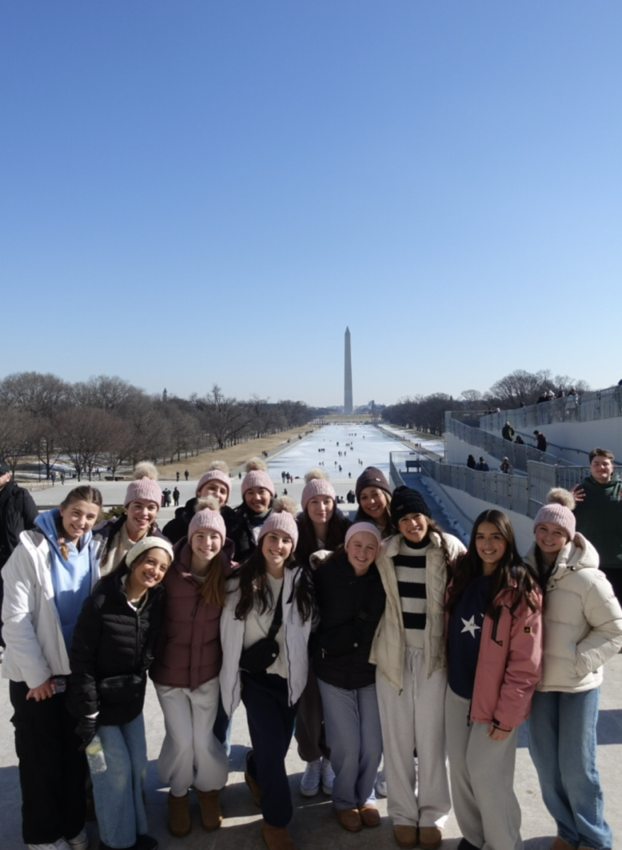 Students infront of the Washington Monument. 